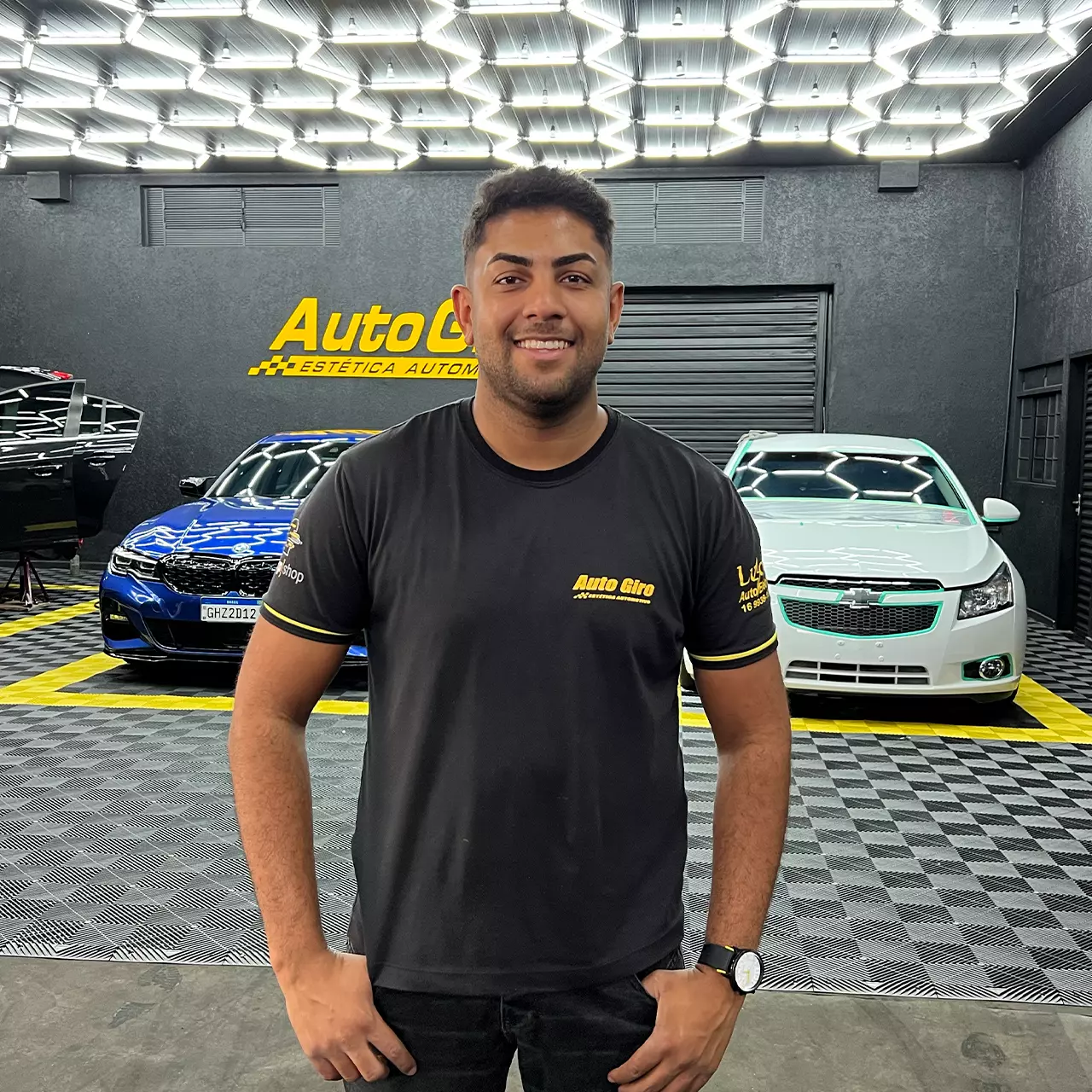 Equipe de profissionais em estética automotiva